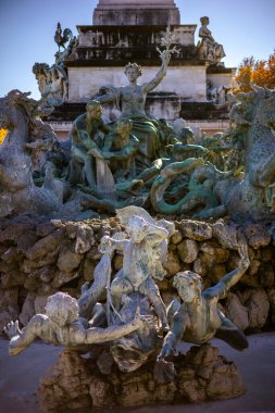 Bordeaux, Fransa - 23 Kasım 2021: The Fontaine du Char du Triomphe de la Concorde merkezi bir Truth figürü, deniz atları ve barış, kardeşlik ve aile alegorileri içerir..