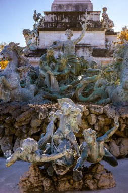 Bordeaux, Fransa - 23 Kasım 2021: The Fontaine du Char du Triomphe de la Concorde merkezi bir Truth figürü, deniz atları ve barış, kardeşlik ve aile alegorileri içerir..