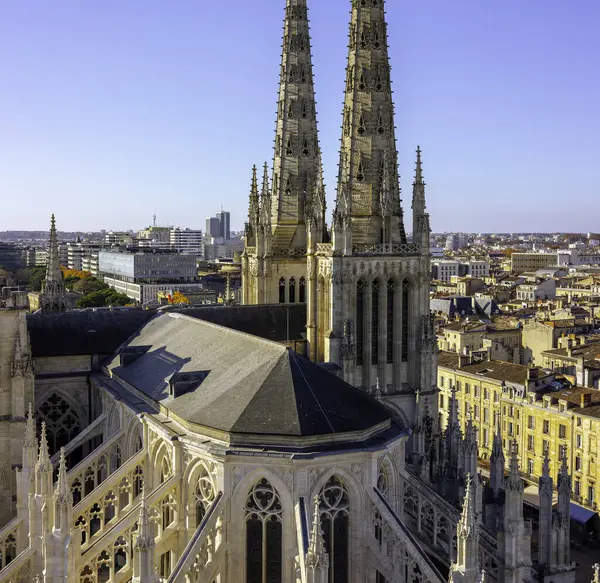 St. Andrew Katedrali 'nin Pey Berland Kulesi' nden çarpıcı panoramik şehir manzarası. Güzel, güneşli, güneşli bir akşam, Bordeaux, Gironde, Yeni Aquitaine, Fransa..