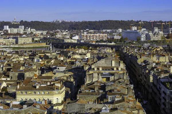 Garonne Nehri, Pont de Pierre ve Porte Cailhau 'nun yer aldığı orta ve doğu Bordeaux' nun panoramik manzarası, ön planda şehir çatıları. Bordeaux, Yeni Akitanya, Fransa.