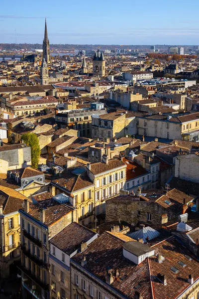 Bordeaux 'nun tarihi şehir merkezinin panoramik manzarası kırmızı kiremitli çatılar, Grosse Cloche, Fleche de la Basilique Saint-Michel ve Tour Pey Berland. Bordeaux, Gironde, Yeni Aquitaine, Fransa.