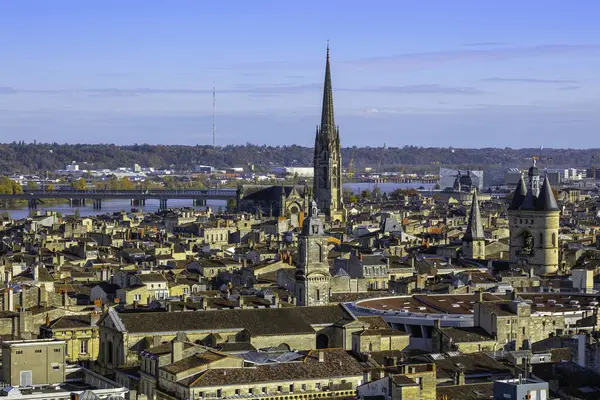 Bordeaux 'nun tarihi şehir merkezinin panoramik manzarası kırmızı kiremitli çatılar, Grosse Cloche, Fleche de la Basilique Saint-Michel ve Tour Pey Berland. Bordeaux, Gironde, Yeni Aquitaine, Fransa.
