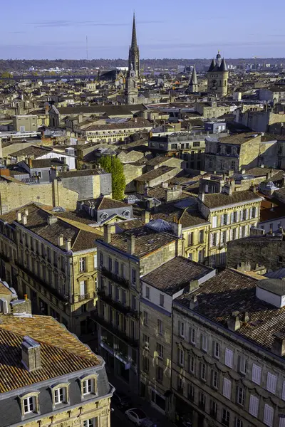 Bordeaux 'nun tarihi şehir merkezinin panoramik manzarası kırmızı kiremitli çatılar, Grosse Cloche, Fleche de la Basilique Saint-Michel ve Tour Pey Berland. Bordeaux, Gironde, Yeni Aquitaine, Fransa.