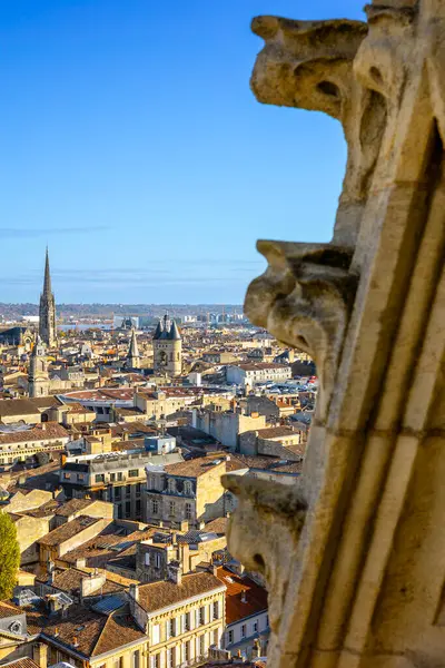 Bordeaux 'nun tarihi şehir merkezinin panoramik manzarası kırmızı kiremitli çatılar, Grosse Cloche, Fleche de la Basilique Saint-Michel ve Tour Pey Berland. Bordeaux, Gironde, Yeni Aquitaine, Fransa.