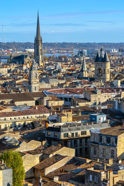 Bordeaux 'nun tarihi şehir merkezinin panoramik manzarası kırmızı kiremitli çatılar, Grosse Cloche, Fleche de la Basilique Saint-Michel ve Tour Pey Berland. Bordeaux, Gironde, Yeni Aquitaine, Fransa.