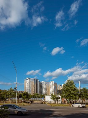 Kyiv, Ukrayna - 27 Haziran 2025: Kharkivske Karayolu 56 'daki konut binası, Revutsky Caddesi' nden çekilmiş, ön planda bir kavşak, arabalar ve ağaçlar var..