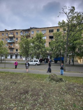 Kyiv, Ukrayna - 17 Haziran 2025: Yoldan geçenler, arka plandaki beş katlı Boryspilska Caddesi 'ndeki Rus Kh-101 cruise füze saldırısının sonuçlarını inceledi.