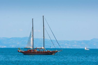 Napoli, İtalya - 27 Mayıs Akdeniz kıyısında yaz günü. İnsanlar rahatlar, yürürler, güneşlenirler ve deniz kenarındaki hayatın tadını çıkarırlar. 27 Mayıs 2012. Napoli, Campania, İtalya.