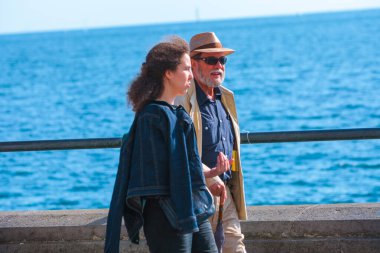 Napoli, İtalya - 27 Mayıs Akdeniz kıyısında yaz günü. İnsanlar rahatlar, yürürler, güneşlenirler ve deniz kenarındaki hayatın tadını çıkarırlar. 27 Mayıs 2012. Napoli, Campania, İtalya.