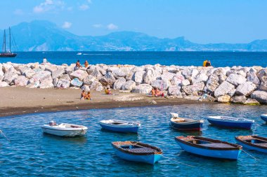 Napoli, İtalya - 27 Mayıs Akdeniz kıyısında yaz günü. Francesco Caracciolo Meydanı 'ndaki Mappatella Sahili' nde insanlar rahatlar, güneşlenir ve yüzerler. 27 Mayıs 2012. Napoli, Campania, İtalya.
