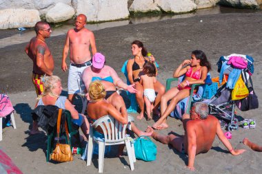Napoli, İtalya - 27 Mayıs Akdeniz kıyısında yaz günü. Francesco Caracciolo Meydanı 'ndaki Mappatella Sahili' nde insanlar rahatlar, güneşlenir ve yüzerler. 27 Mayıs 2012. Napoli, Campania, İtalya.