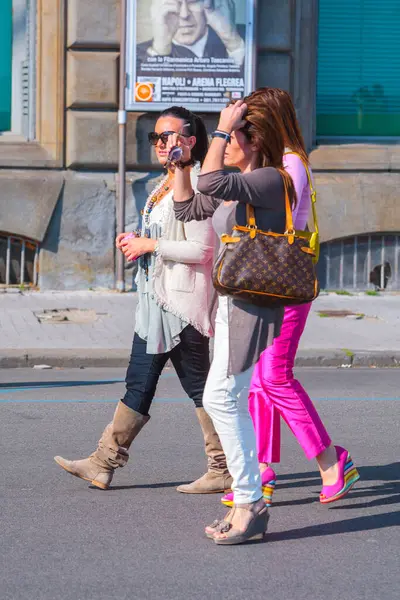 Napoli, İtalya - 27 Mayıs Akdeniz kıyısında yaz günü. İnsanlar rahatlar, yürürler, güneşlenirler ve deniz kenarındaki hayatın tadını çıkarırlar. 27 Mayıs 2012. Napoli, Campania, İtalya.