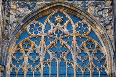 Prag Şatosu, Prag, Çek Cumhuriyeti 'ndeki (Çek Cumhuriyeti) St. Vitus Katedrali' nin süslü gotik penceresinin ayrıntılı bir görüntüsü..