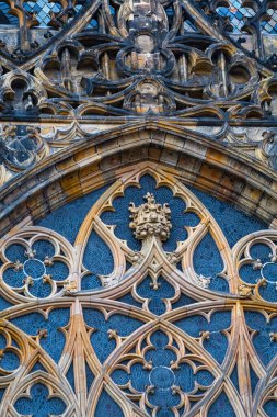 Prag Şatosu, Prag, Çek Cumhuriyeti 'ndeki (Çek Cumhuriyeti) St. Vitus Katedrali' nin süslü gotik penceresinin ayrıntılı bir görüntüsü..