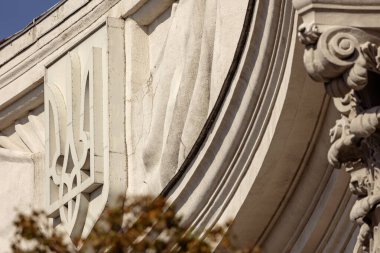 Kyiv 'deki Dışişleri Bakanlığı binasının ön cephesindeki Tryzub. Ukrayna 'nın ulusal sembolü, komünizasyon kaybının bir parçası olarak Sovyet sembolünün yerini aldı..