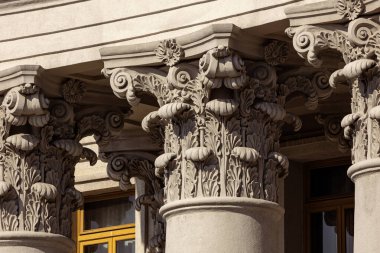 Kyiv 'deki Ukrayna Dışişleri Bakanlığı binasının ön cephesinde Korint başkentlerini süsleyin. Ayrıntılı taş oyması Stalinist mimarinin bir örneğidir..