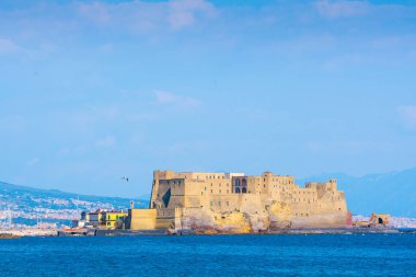 İtalya 'nın Napoli Körfezi' ndeki tarihi Castel Dell 'Ovo (Yumurta Kalesi) manzarası. Eski sahil kalesi körfezin mavi sularıyla çevrili..
