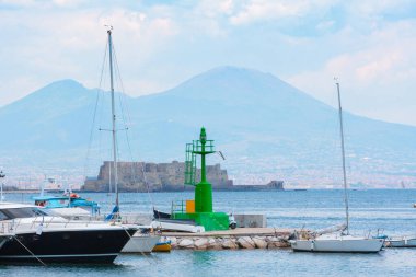 Molo di sopraflutto Sannazzaro 'dan görüntüler Napoli, İtalya' da Molo Luise marinası olarak da bilinir. Yatlar ve diğer tekneler limanda demirli, şehir manzarası ve Vezüv Dağı ile