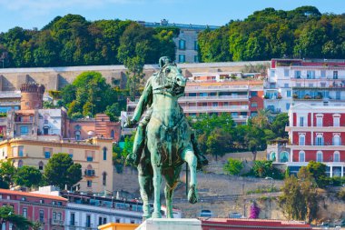 Napoli, İtalya 'daki Armando Diaz Anıtı. Yeşil bronz atlı heykel şehrin renkli yamacının önünde duruyor..