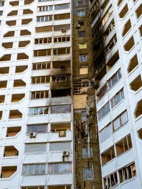 Kyiv, Ukrayna - 29 Ağustos 2025: Başkentin sol kıyısındaki Darnytskyi bölgesinde bir yerleşim yeri, bir gün önce Rus hava aracı tarafından vuruldu. Yıkıcı bir patlamadan sonra