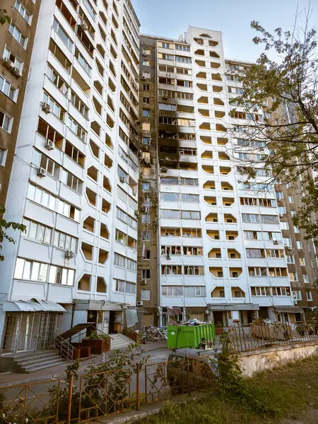 Kyiv, Ukrayna - 29 Ağustos 2025: Başkentin sol kıyısındaki Darnytskyi bölgesinde bir yerleşim yeri, bir gün önce Rus hava aracı tarafından vuruldu. Yıkıcı bir patlamadan sonra