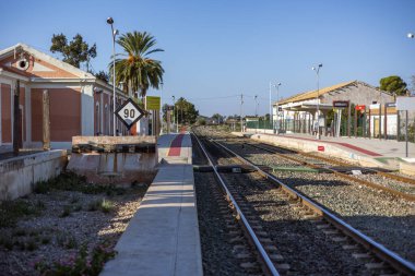 Alicante, İspanya 14 Kasım 2021: Melia tarafından Alicante 'de bulunan Alicante Gran Sol Oteli' nin cephesinde büyük bir duvar resmi bulunmaktadır. Noel ışıkları olan cadde restoran ve dükkanlarla dolu..