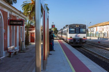 Torrellano, İspanya 14 Kasım 2021: Açık bir sonbahar gününde Elche 'yi Alicante' ye bağlayan Torrellano tren istasyonuna varmak üzere..
