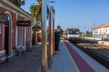 Torrellano, İspanya 14 Kasım 2021: Açık bir sonbahar gününde Elche 'yi Alicante' ye bağlayan Torrellano tren istasyonuna varmak üzere..