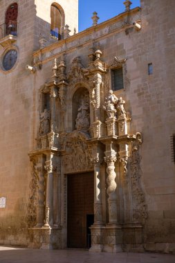 İspanya 'nın Alicante kentindeki Santa Maria Bazilikası' nın süslü Barok ana kapısı. Bu tarihi eser karmaşık heykeller ve etkileyici Süleyman sütunları içerir..