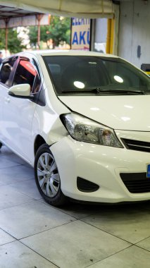 Trafikte beyaz araba kazası