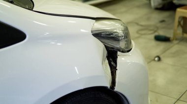 Trafikte beyaz araba kazası