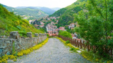 Goynuk Zafer Kulesi 'nden köye giden yol. Yaya yolu.