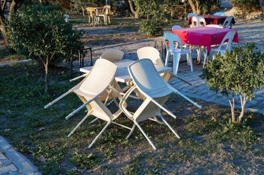 Sandalyeler bir sokak kafesinde güzelce dinleniyor.