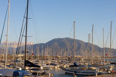 Finike, Trkiye - 8 Ocak 2023. Gün batımında dağlarla Marina manzarası