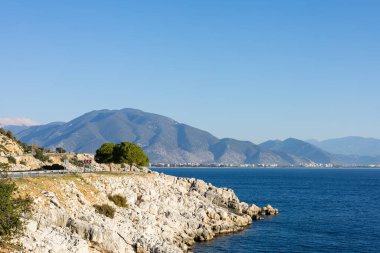 Sahil yolu sahil kayalıkları boyunca kıvrılıyor.