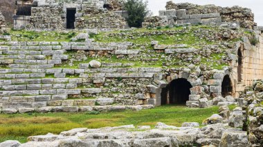Taş kemerli antik tiyatro harabeleri
