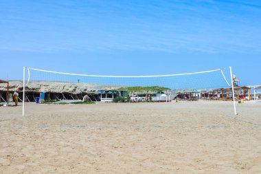 Boş plaj voleybol sahası açık mavi gökyüzü altında rahatlama ve spor meraklıları için ideal