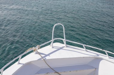 Güneşli bir günde tekneden okyanus manzarası