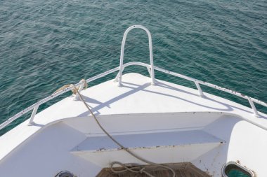 Denizcilik temaları için sakin okyanus sularına tepeden bakan bir tekneden sakin bir manzara