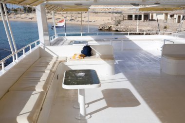 Güneşli üst güverte, rahatlatıcı oturma ve manzaralı okyanus manzaralı.