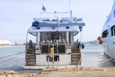 7 Şubat 2023 'te Mısır' ın başkenti Hurghada 'da sakin bir deniz macerası için denize demirlemiş lüks bir yat.