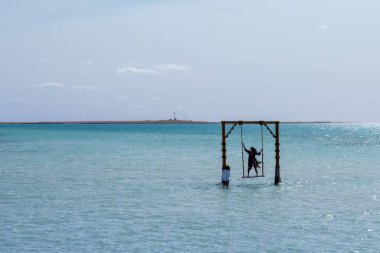 Okyanus salıncaklı sakin sahil manzarası ve berrak mavi su 7 Şubat 2023 Hurghada, Mısır