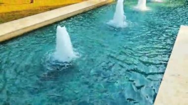 Serene Park çeşme sahneleri akan su ve yemyeşil.