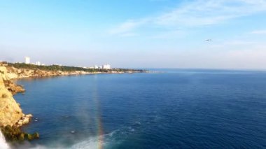 Görkemli sahil kayalıkları şelaleleri, geçen uçaklarla okyanusa dökülüyor.