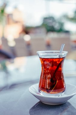 Geleneksel Türk çayı, açık masa sehpasında eğri camlı..