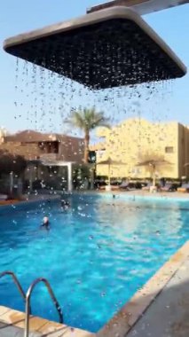 Açık havuz banyosu. Yüzme alanı yakınlarında damlacıklar var..