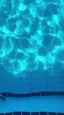 Güneş ışığı yüzme havuzunda yansıyor.