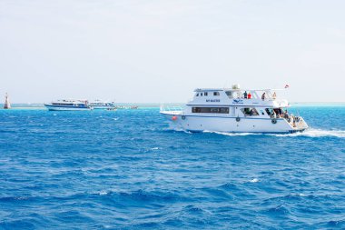 Hurghada 'da, Mısır' da, Ağustos 2025 'te açık mavi denizde yelken açan tekneler..