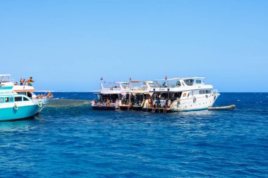 Hurghada 'da açık mavi denize demirlemiş tekneler, Mısır Ağustos 2025.