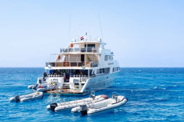 Lüks yat Hurghada 'da, Mısır Ağustos 2025' te açık mavi denize demirledi..